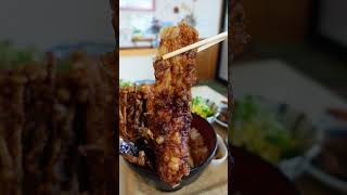 器からはみ出るボリューム満点の市場天丼！