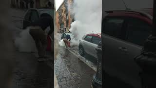 Auto in fiamme in via Dino Angelini ad Ascoli