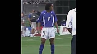 Ronaldinho quis bater pro gol ou cruzar? #futebol #football #ronaldinho #r10 #shorts