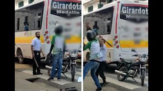 Con un bate, conductor de bus agredió a motociclista: “Mi reacción fue protegerme con el casco”