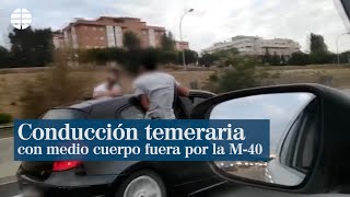 Conducción temeraria por la M-40 con medio cuerpo fuera del coche