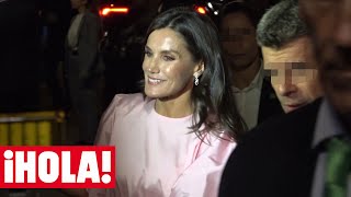 La simpática charla de la reina Letizia con un joven alumno del colegio al que ella asistió