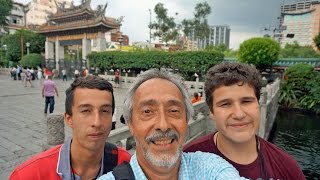 SPECTACULAR LONGSHAN TEMPLE  (龍山寺) in TAIPEI ( 臺北市) / TAIWAN (台灣)