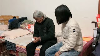 白雪爷爷住院治疗，婆婆在家难受直哭，清香美琴只能安慰婆婆