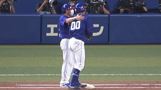 一生懸命走って内野安打をもぎ取った石岡を見て嬉しそうな荒木コーチ (2022/07/03)