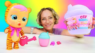 Puppen Video für Kinder. Nicole packt ein neues Spielzeug aus. Cry Babies auf Deutsch