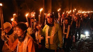 秋のたいまつ行列　暗闇に神秘的な炎の帯　鳥取県大山町