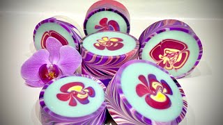 Rimmed soap with flower inside