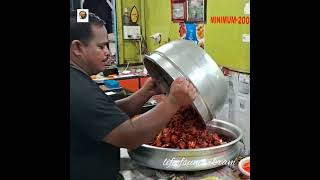 ചിക്കൻ ഫ്രൈ വാരി കൊടുക്കുന്നു. link in description #lifeofsunilvikram #streetfood #shorts