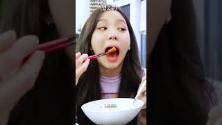 Jisoo eating fancam