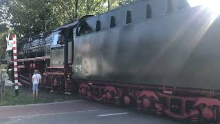 GROTE stoomtrein steekt weg over