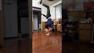 Bboy 小邱 單手手轉3圈