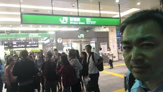 新宿駅南口の台風の影響ニュース中継場所から