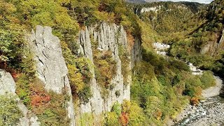 ＜大雪山ドローン紀行・秋編＞４　天人峡の柱状節理　３万年の時が育む造形