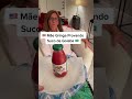 Mãe Gringa Provando Suco de Goiaba