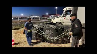 ਆਜੋ ਲਈਏ ਟਰੱਕ ਤੇ ਚੇਨਾਂ ਪਾਉਣ ਦੀ ਟ੍ਰੇਨਿੰਗ 🚚 Ajo Lyiye Truck Te chains Poun Di Training🚚c🇨🇦🇺🇸 #trucks