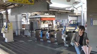 近鉄線と連絡する関西本線王寺駅の西改札口の風景