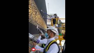 MASYA ALLAH… MENJELANG JEMAAH HAJI DATANG KISWAH KA’BAH DI BERSIHKAN