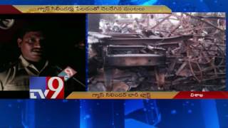 Truck carrying gas cylinders explodes on highway - TV9