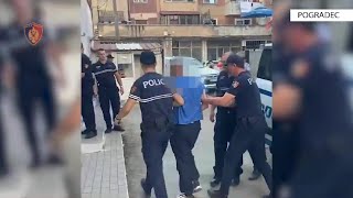 I akuzuar për 4 vepra penale, momenti kur policia arreston të fortin e Pogradecit në banesën e tij