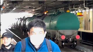 【松井大空による映り込み有り…ジョイント音最高！】JR貨物EF210形300番台329号機＋タキ18B（両）が大宮駅10番線を通過するシーン（臨8883レ・新A259・石油輸送）2023.3.30