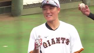 帰り際ファンの声援に手を振る中田翔 坂本勇人