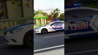 MOBIL POLISI MELAKUKAN PENGAWALAN DAN PATROLI JALAN RAYA #shorts #trending #subscribe