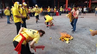 20181020台南新營太子宮進香團高雄籬仔內代天院2#乩童操法寶不手軟#高顏值通靈美少女顏米霓化身日月童子女乩童操法寶不手軟安五營後退駕退駕時動作好大血腥十八禁不喜勿入