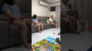 幫阿公跟媽咪搥背，Jesse(1Y10M26D)