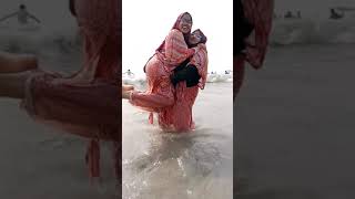 এত বড় মেয়েকে কেমনে কোলে নিতেছে। New Shorts Swimming Video Sea Beach#shortsvide #shortfeed #beach