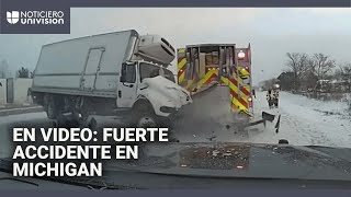 El momento en que un vehículo pierde el control y choca contra un camión de bomberos