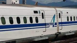 230408_044 小田原駅に停車中の東海道新幹線N700系 F24編成(N700A)と通過するN700系 F10編成(N700A)