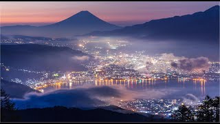 高ボッチ高原から夜明けの諏訪湖と雲海に浮かぶ富士山