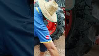 เทคนิคและวิธีการงัดยางรถไถคาล้อแบบไม่ต้องถอดล้อ#tire #tractor #แทรกเตอร์ #งัดยางรถไถ