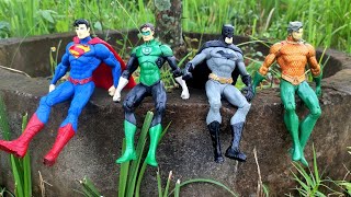 Mencari Superhero Batman, Superman, Aquaman, Green Latern dikebun-Semak semak
