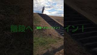 フルリジット26インチバイクで階段をおりる中2XCライダー。