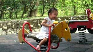 波妞(2Y1M)在公園玩搖搖馬