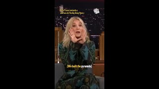 Kaley Cuoco cantando a abertura de TBBT