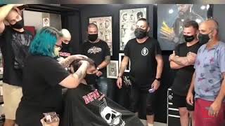 Viralizou: Funcionários de barbearia raspam a cabeça em apoio a cliente com câncer