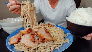 テラ盛り１㎏越えの極太麺を思いっきりススリ食うストレス発散飯『めしが旨けりゃそれでいい』