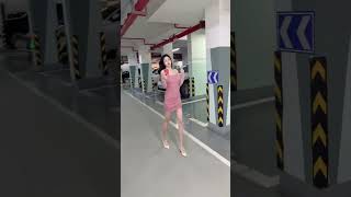 地下车库竟然遭遇美女偷拍，真是尴尬！#shorts