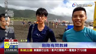 巴威來了!龜山島封島烏石港民眾冒雨衝浪