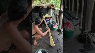 Membuat Senjata Tradisional Khas Dayak Kalimantan