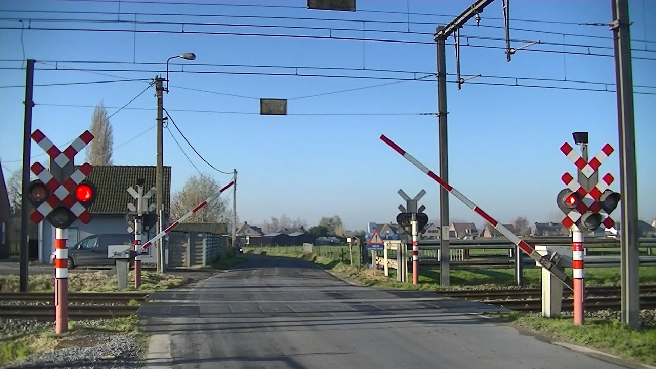 Spoorwegovergang Torhout (B) // Railroad Crossing // Passage à Niveau ...