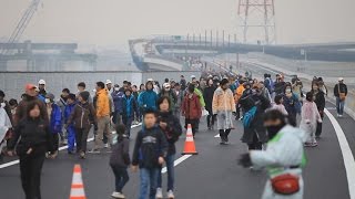 地元住民ら圏央道歩く 神奈川の開通直前区間