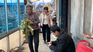 天气越来越冷了，开车出发回村去接姥姥，冒着大雨3小时后抵达！