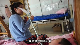 给瘫痪妈妈换床单，姐姐坐妈妈对面吃东西，妈妈想吃一直拿蝇拍打她，母女三太欢乐了