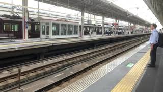 Hankyu Ibaraki-shi Station: Trains Arrive