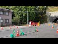 国道下の素掘りトンネルに滝