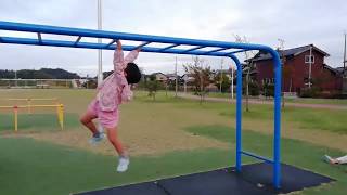 6歳結　後進バックうんてい　6 years old girl plays monkey bars by backwards